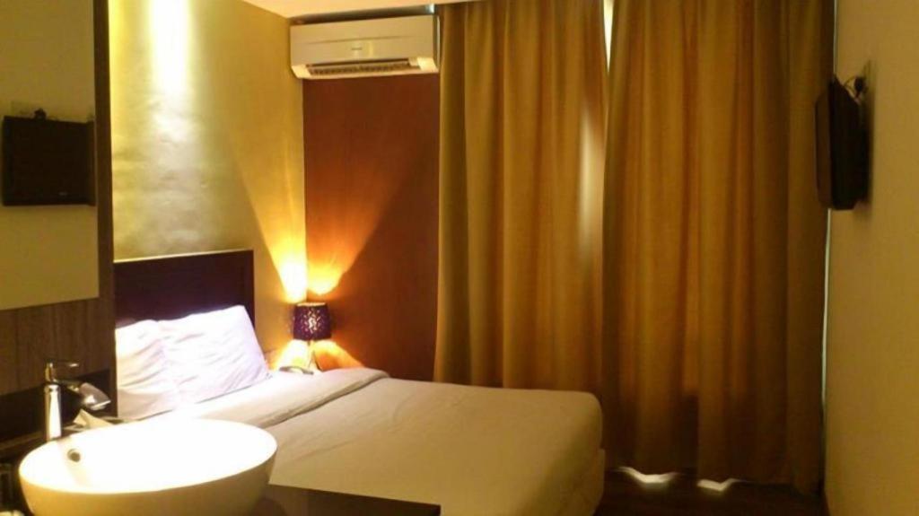 Zotel Business & Leisure Hotel Kuching Exterior photo